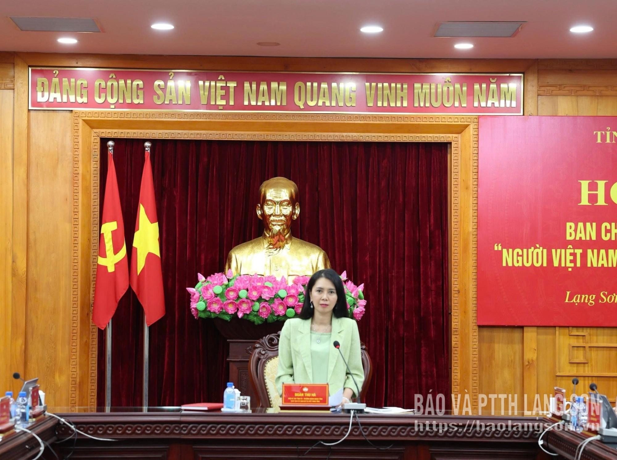 Đồng chí Đoàn Thu Hà, Phó Bí thư Tỉnh ủy, Trưởng Đoàn ĐBQH tỉnh, Chủ tịch Ủy ban MTTQ Việt Nam tỉnh, Trưởng BCĐ cuộc vận động phát biểu tại cuộc họp