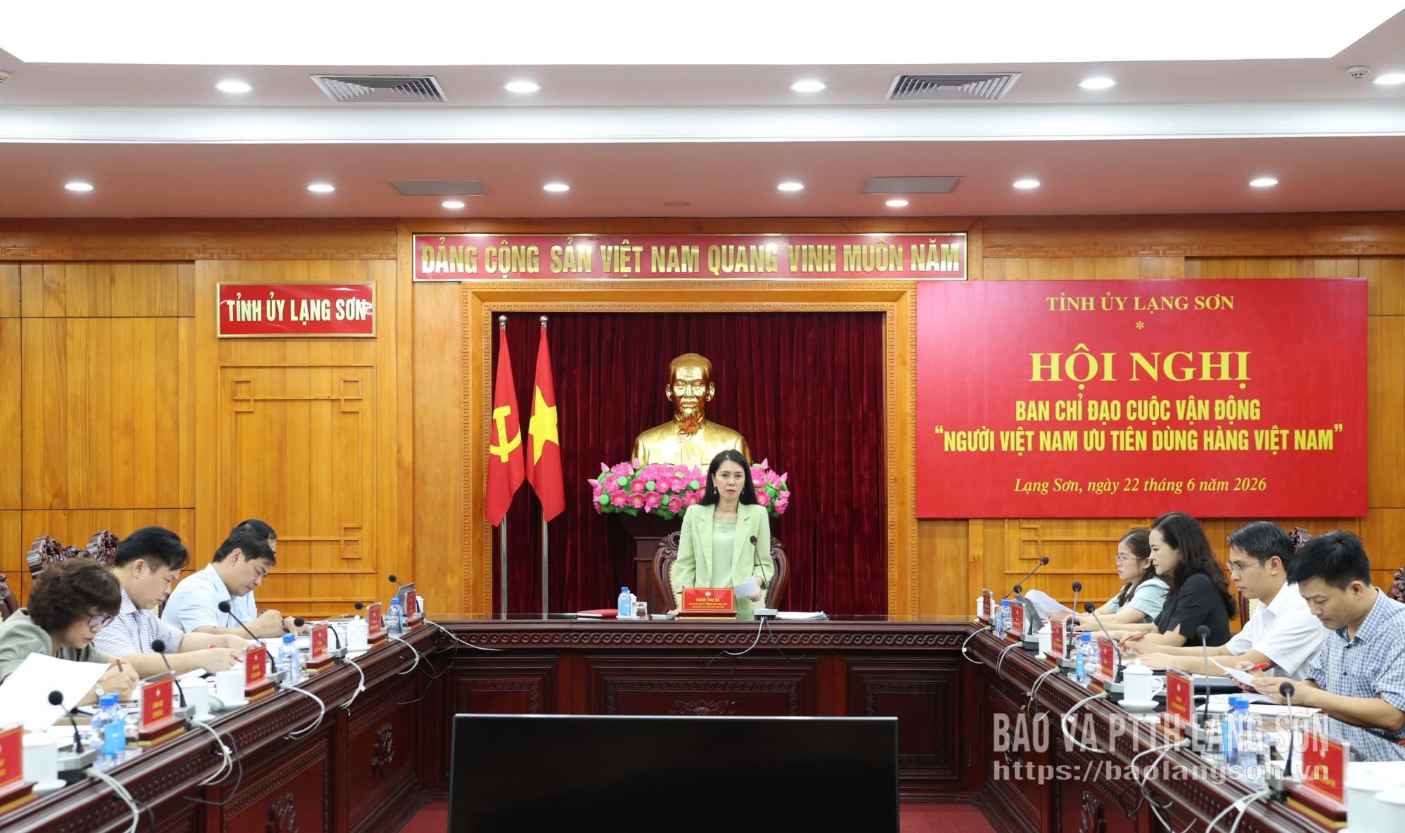 Đồng chí Đoàn Thu Hà, Phó Bí thư Tỉnh ủy, Trưởng Đoàn ĐBQH tỉnh, Chủ tịch Ủy ban MTTQ Việt Nam tỉnh, Trưởng BCĐ cuộc vận động chủ trì cuộc họp