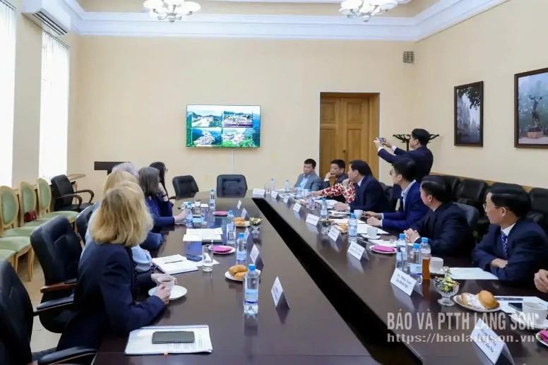 Các đại biểu nghe giới thiệu về tiềm năng, thế mạnh của hyện Vyborg