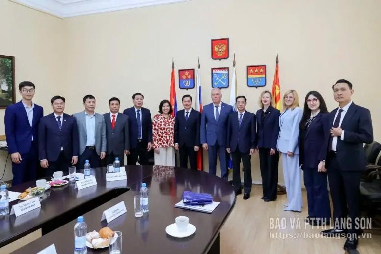 Đoàn công tác của tỉnh chụp ảnh lưu niệm với lãnh đạo huyện Vyborg