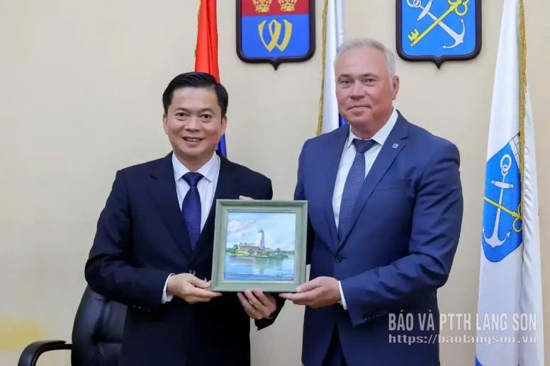 Lãnh đạo huyện Vyborg tặng quà lưu niệm Đoàn công tác của tỉnh