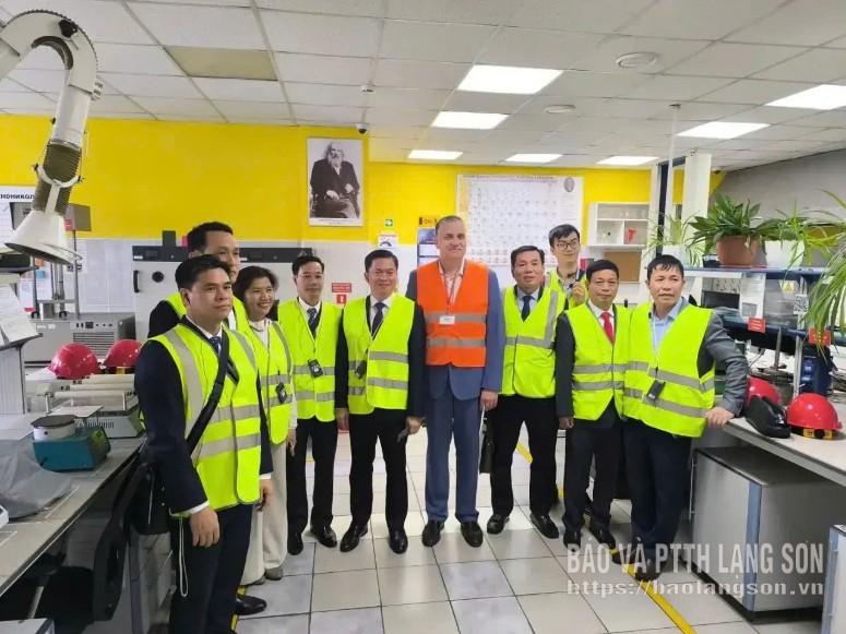 Đoàn công tác của tỉnh tham quan, chụp ảnh lưu niệm tại Nhà máy