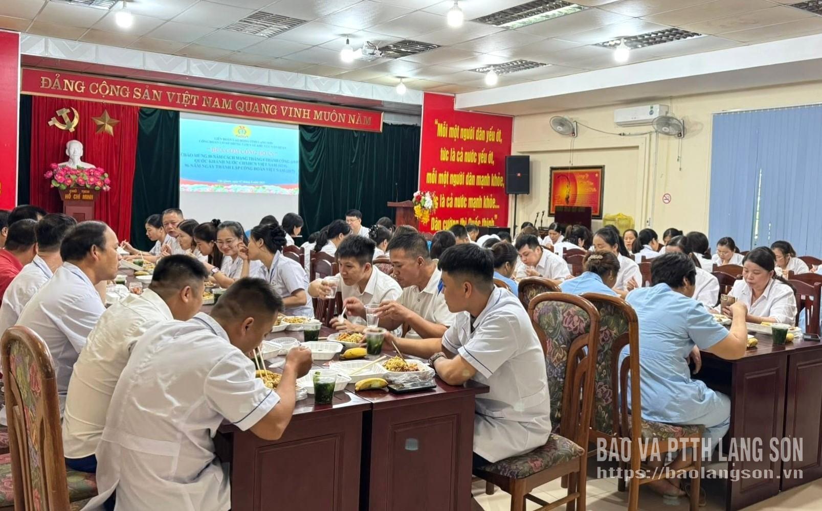 Đoàn viên, người lao động Công đoàn cơ sở Trung tâm Y tế khu vực Văn Quan tham gia chương trình "Bữa cơm công đoàn"