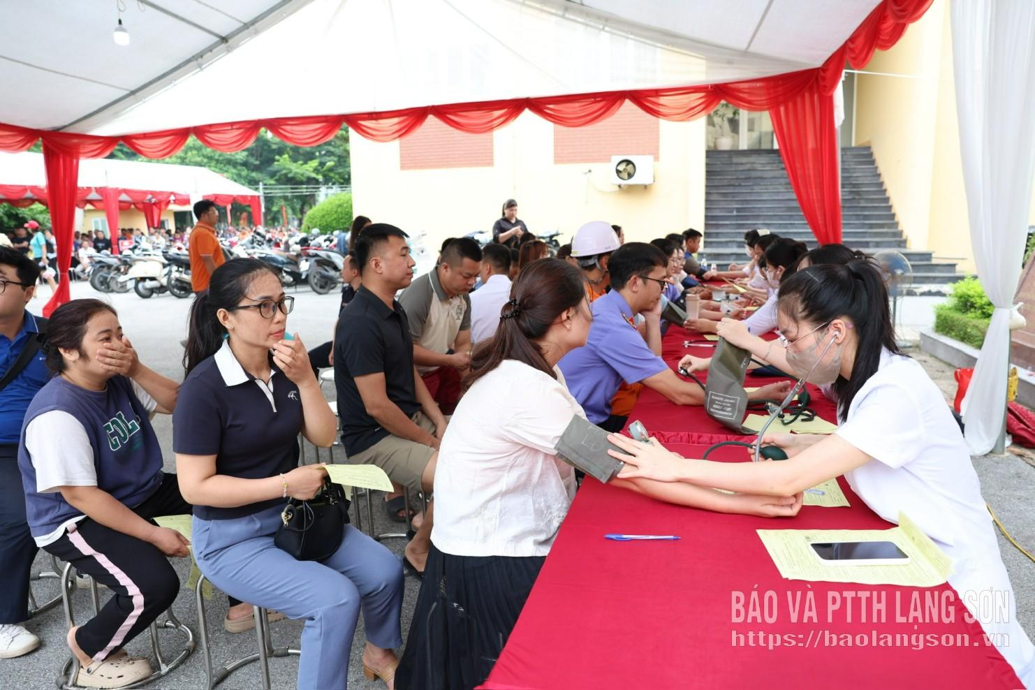 Các tình nguyện viên tham gia khám sàng lọc tại chương trình