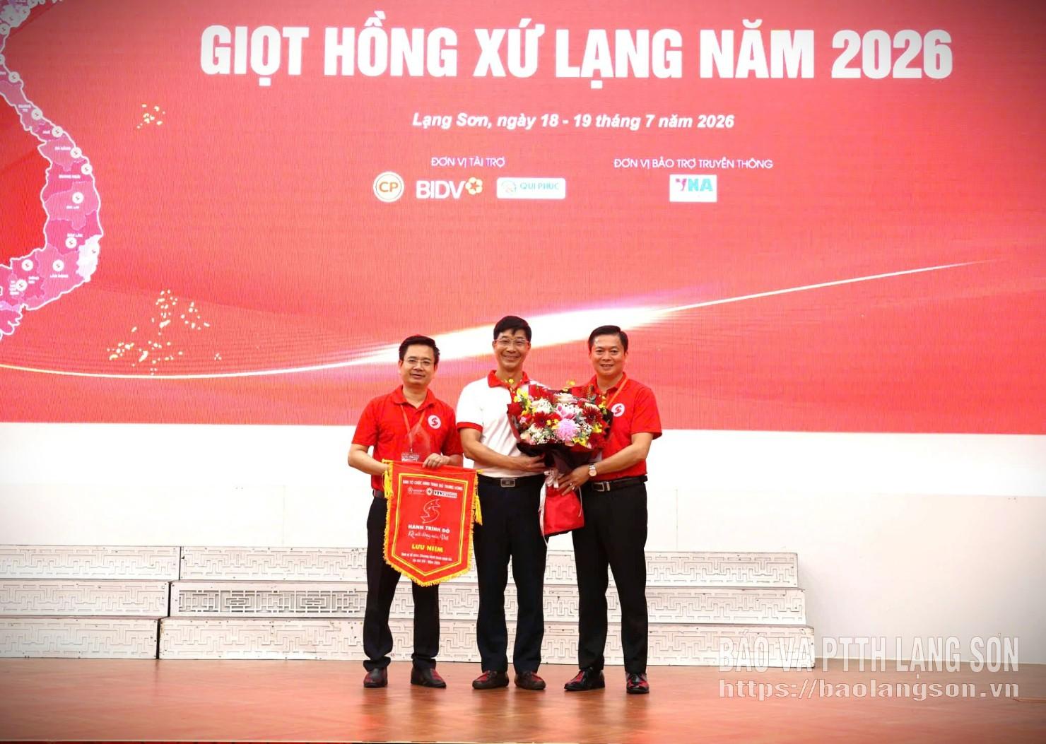 Đồng chí Đinh Hữu Học, Ủy viên Ban Thường vụ Tỉnh ủy, Phó Chủ tịch Thường trực UBND tỉnh tặng hoa Ban Tổ chức Hành trình Đỏ Trung ương.