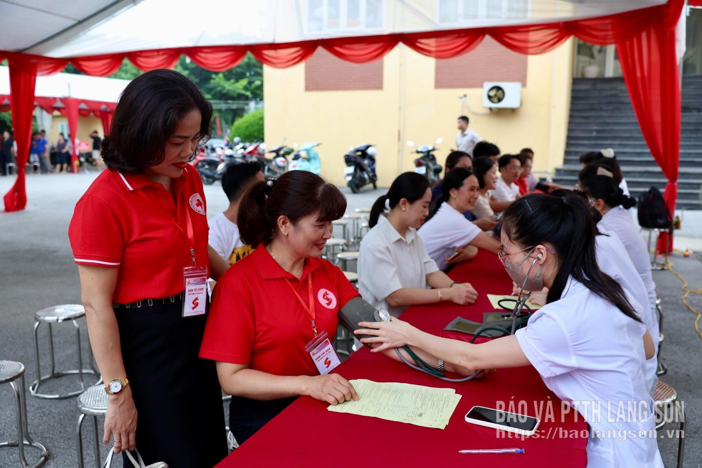 Đông đảo cán bộ, đoàn viên, thanh niên và người dân đăng ký tham gia hiến máu, sau đó được khám, tư vấn và sàng lọc sức khỏe theo đúng quy trình chuyên môn. Mỗi người tham gia không chỉ góp phần trao đi cơ hội sống cho người bệnh mà còn chung tay xây dựng nguồn máu an toàn, chất lượng phục vụ cấp cứu và điều trị.