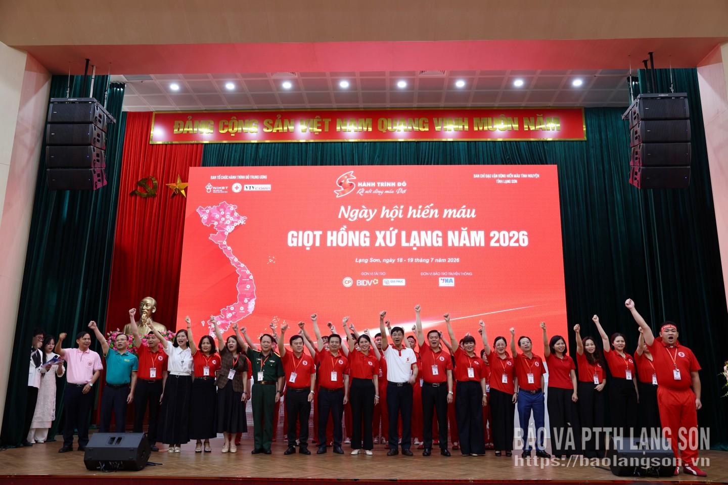 Các đại biểu, tình nguyện viên cùng hô vang khẩu hiệu hưởng ứng Hành trình Đỏ -