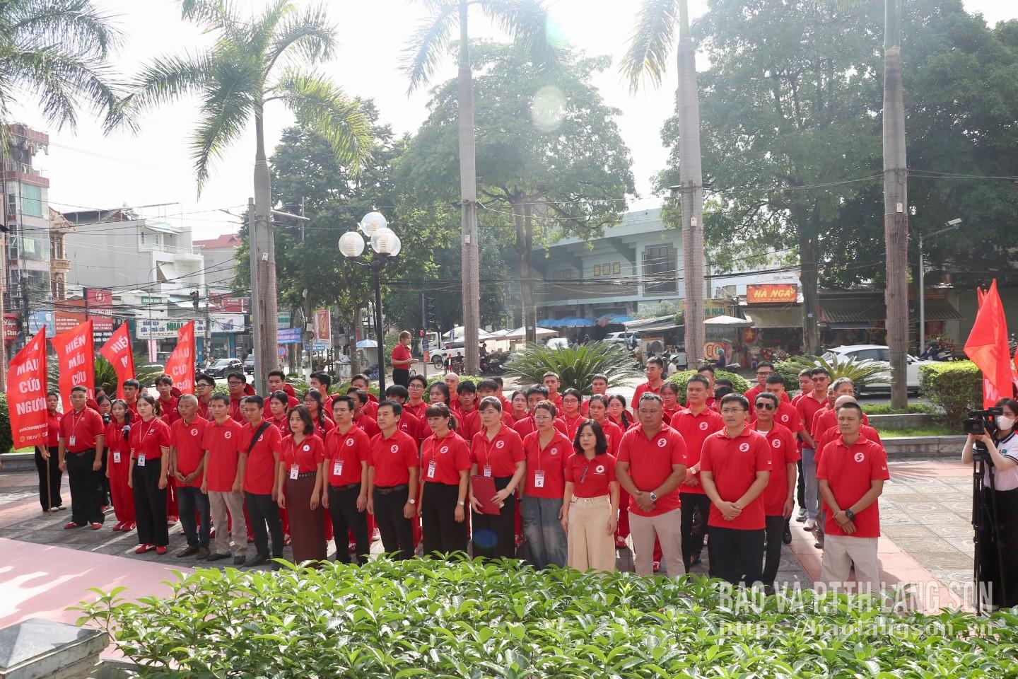 Trước lễ khai mạc, ngày 17/7, Ban Tổ chức và các tình nguyện viên dâng hương tưởng niệm Chủ tịch Hồ Chí Minh. Hoạt động mở đầu chuỗi sự kiện Hành trình Đỏ, thể hiện sự tiếp nối truyền thống nhân ái và trách nhiệm vì cộng đồng.
