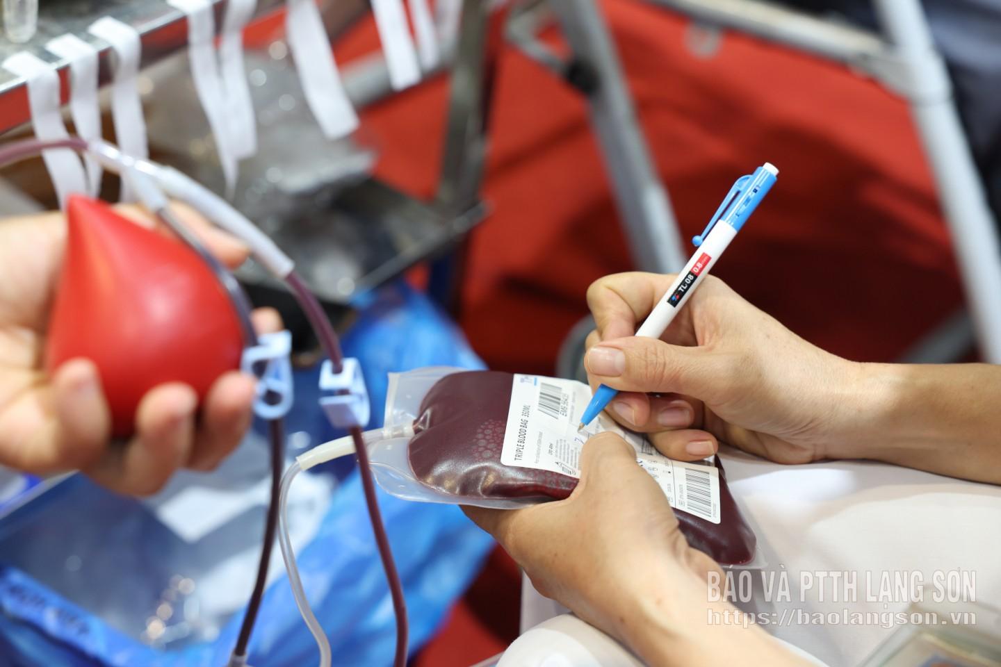 Những đơn vị máu đầu tiên được tiếp nhận tại Ngày hội hiến máu