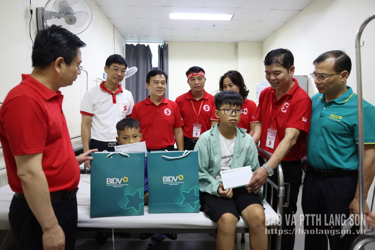 Các thành viên trong Ban Tổ chức Hành trình Đỏ trao quà động viên các bệnh nhi mắc bệnh tan máu bẩm sinh đang điều trị tại Bệnh viện Đa khoa tỉnh. Với những bệnh nhi phải truyền máu định kỳ, mỗi đơn vị máu được tiếp nhận từ Hành trình Đỏ là nguồn sống quý giá, tiếp thêm hy vọng cho hành trình điều trị.