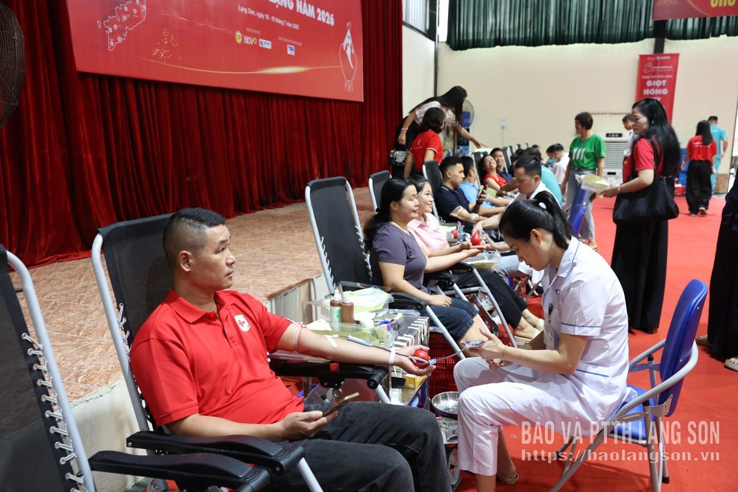 Không chỉ tham gia tuyên truyền, vận động hiến máu, các tình nguyện viên Hành trình Đỏ còn trực tiếp hiến máu, lan tỏa tinh thần