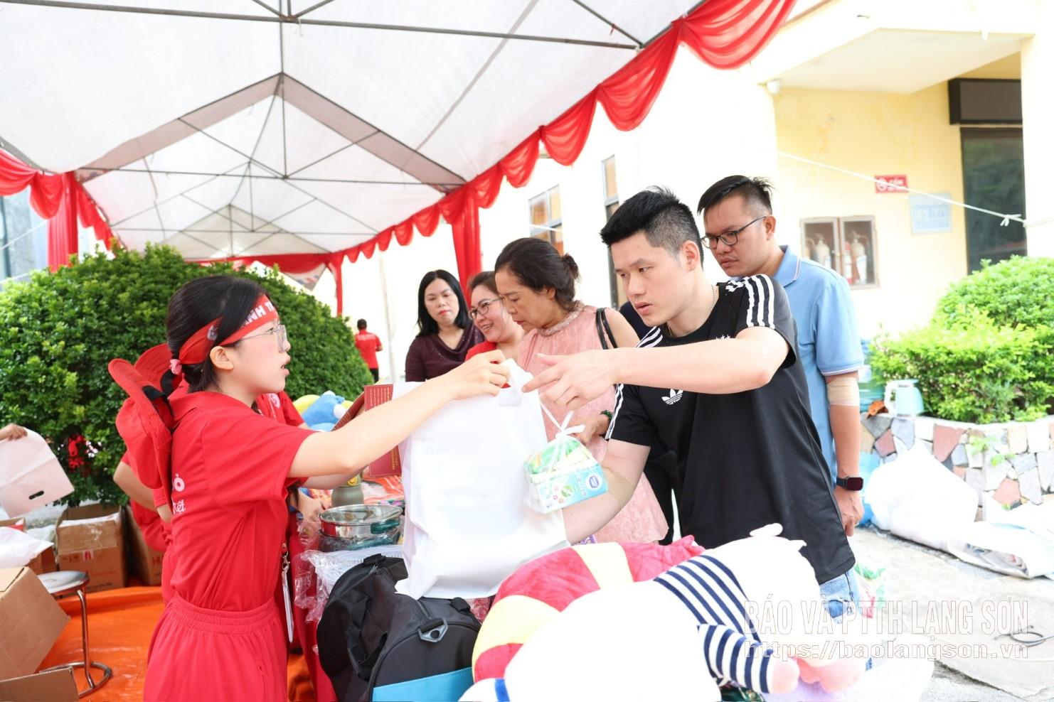 Tình nguyện viên nhận quà tại chương trình