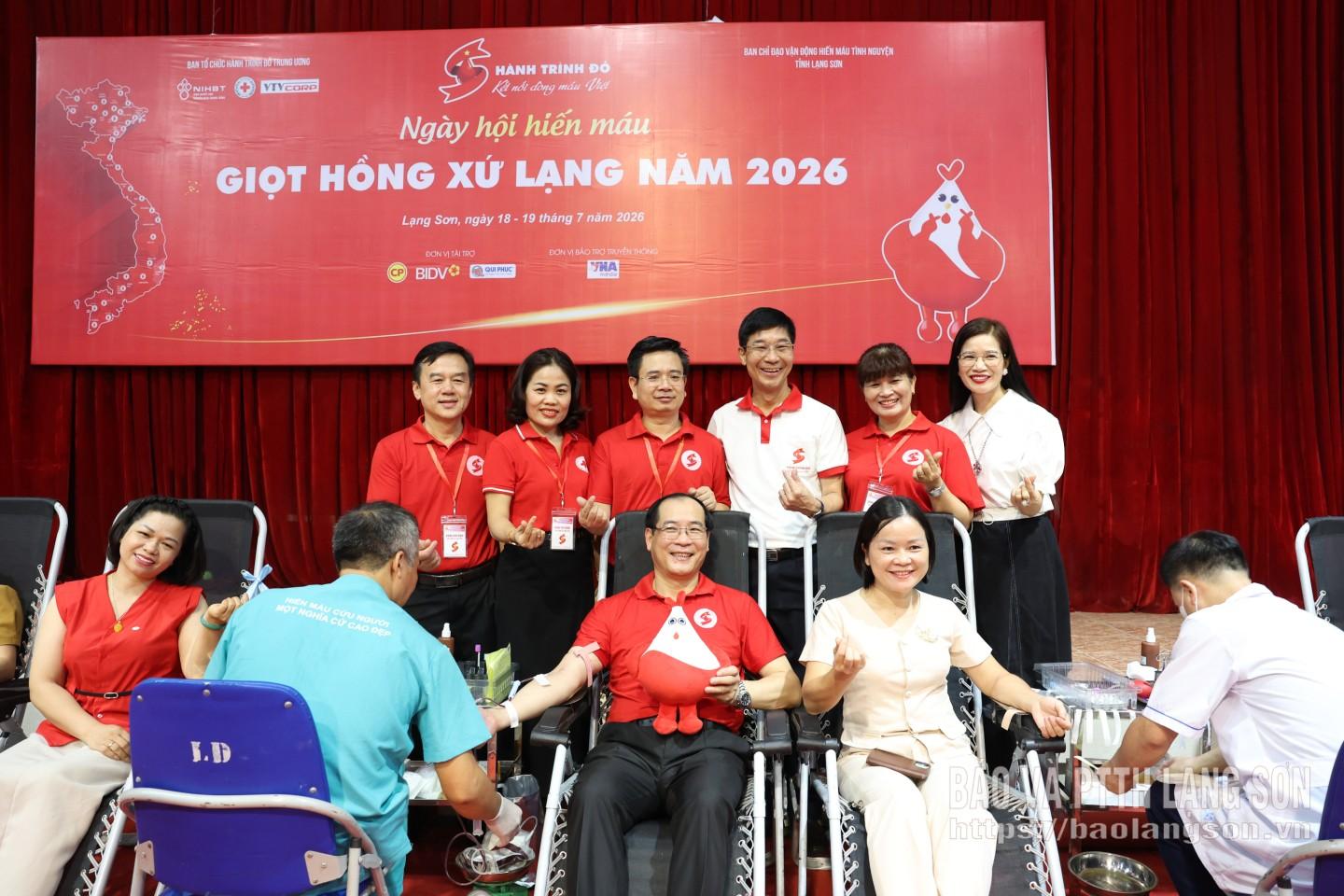 Đồng chí Dương Xuân Huyên, Uỷ viên Ban Thường vụ Tỉnh uỷ, Phó Chủ tịch Thường trực HĐND tỉnh tham gia hiến máu, thể hiện tinh thần tiên phong hưởng ứng Hành trình Đỏ.