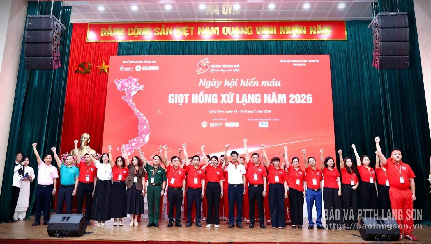 Các đại biểu cùng thực hiện nghi thức phát động Hành trình Đỏ