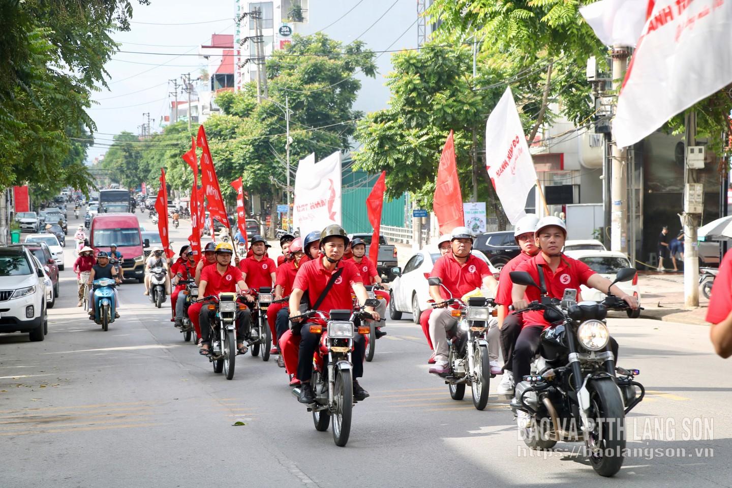 Hơn 50 tình nguyện viên Hành trình Đỏ tỉnh Lạng Sơn ra quân, cùng đoàn xe tuyên truyền lưu động diễu hành trên các tuyến phố trên địa bàn tỉnh, lan tỏa thông điệp