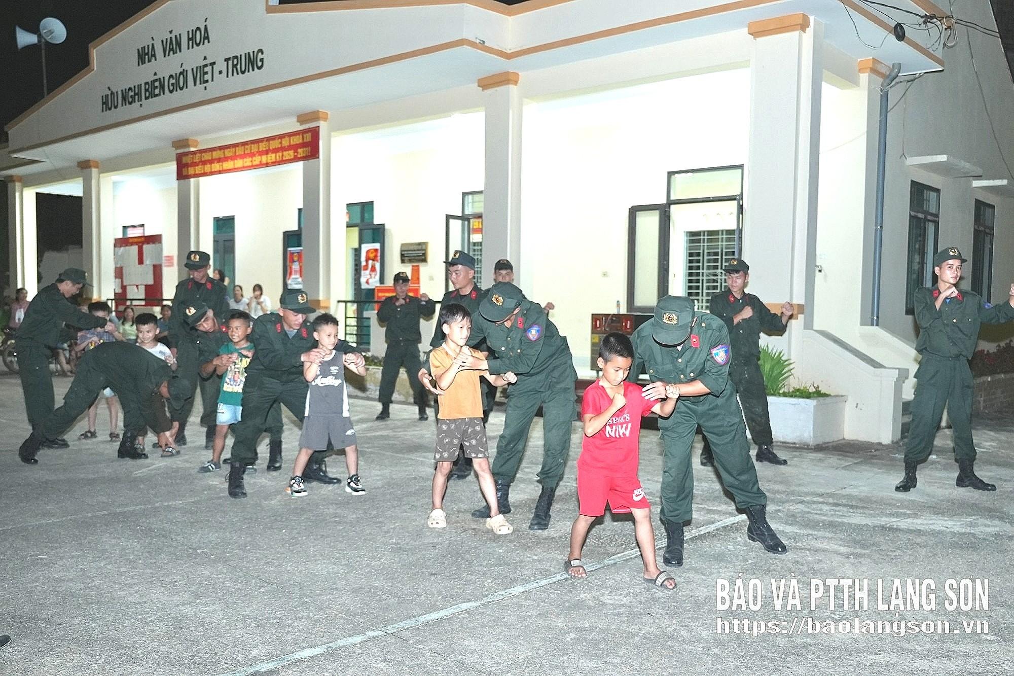 Cán bộ, chiến sĩ Phòng Cảnh sát cơ động, Công an tỉnh hướng dẫn thiếu nhi xã Mẫu Sơn các động tác võ thuật