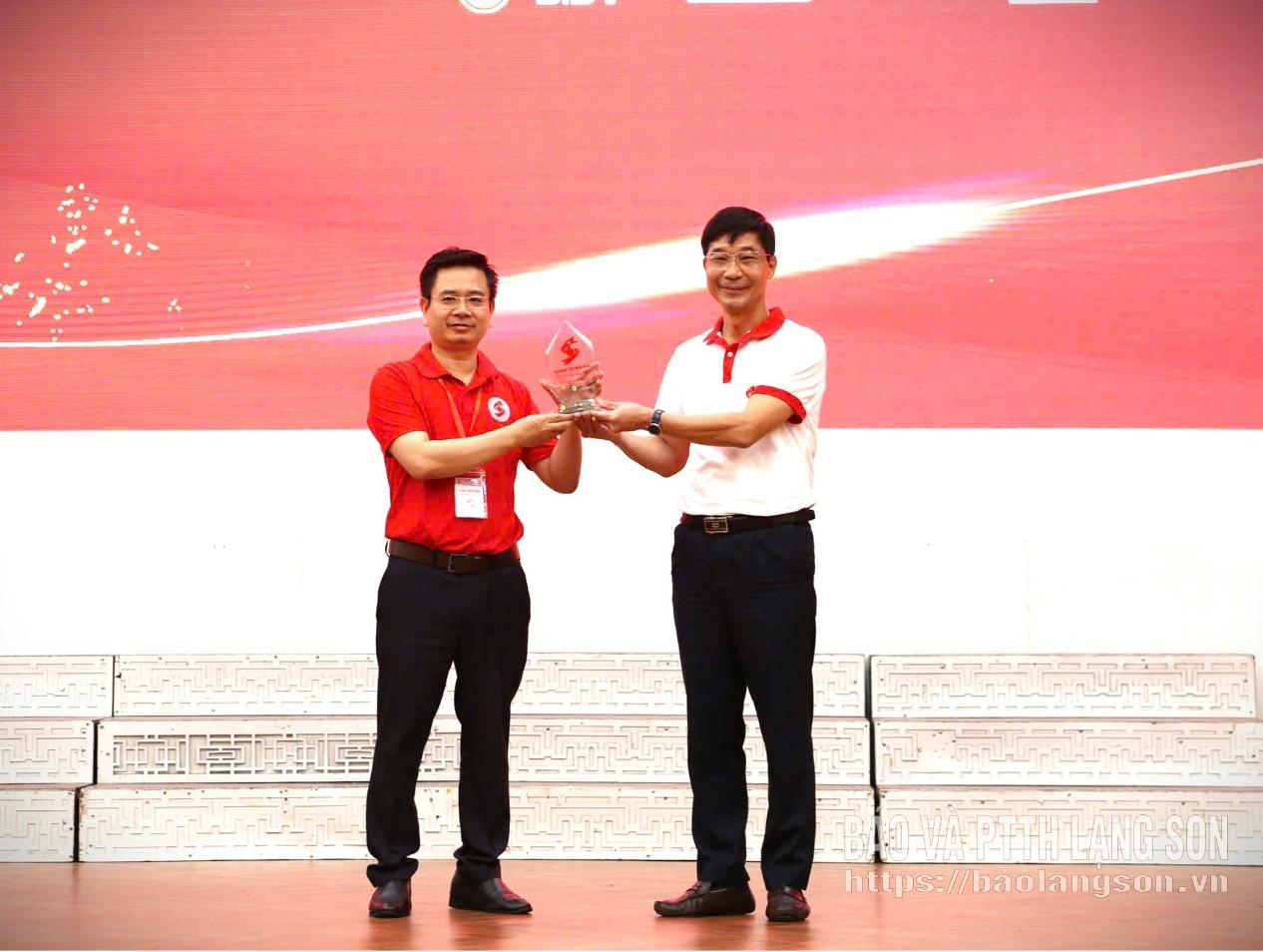 Lãnh đạo Ban Tổ chức Hành trình Đỏ Trung ương 2026 trao biểu trưng Hành trình Đỏ cho Ban Chỉ đạo Vận động Hiến máu tình nguyện tỉnh