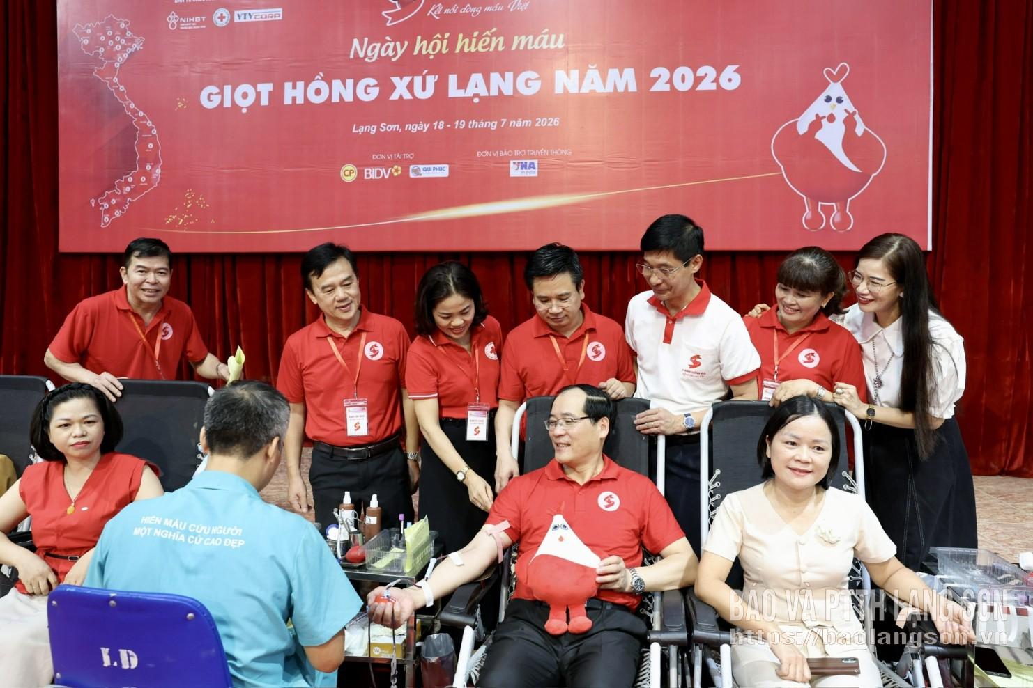 Đồng chí Dương Xuân Huyên, Ủy viên Ban Thường vụ Tỉnh ủy, Phó Chủ tịch HĐND tỉnh tham gia hiến máu tại chương trình