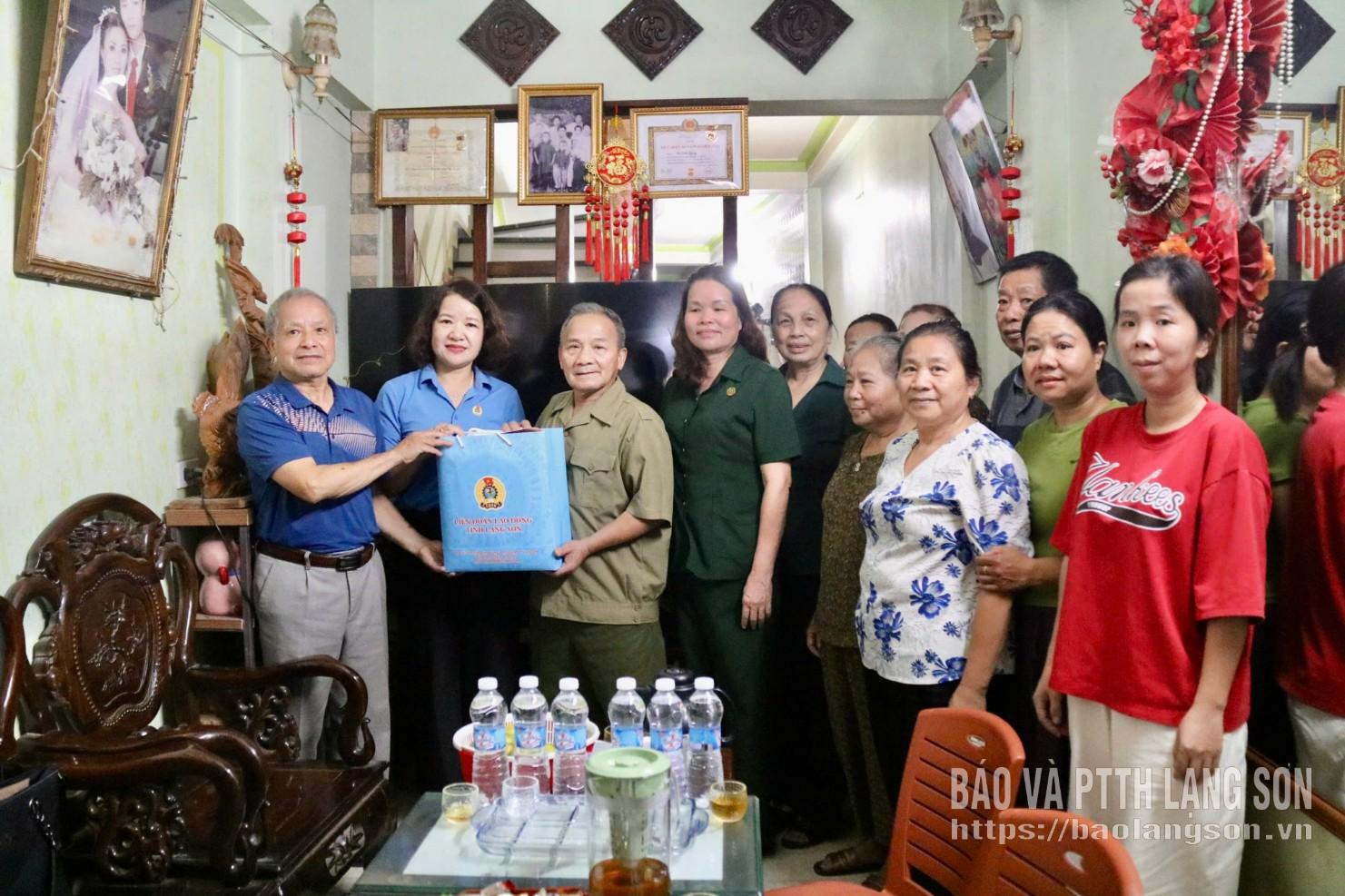 Lãnh đạo Liên đoàn Lao động tỉnh và Hội Cựu TNXP tỉnh tặng quà cho gia đình liệt sĩ Vũ Đức Lộc, thôn 3, xã Thất Khê