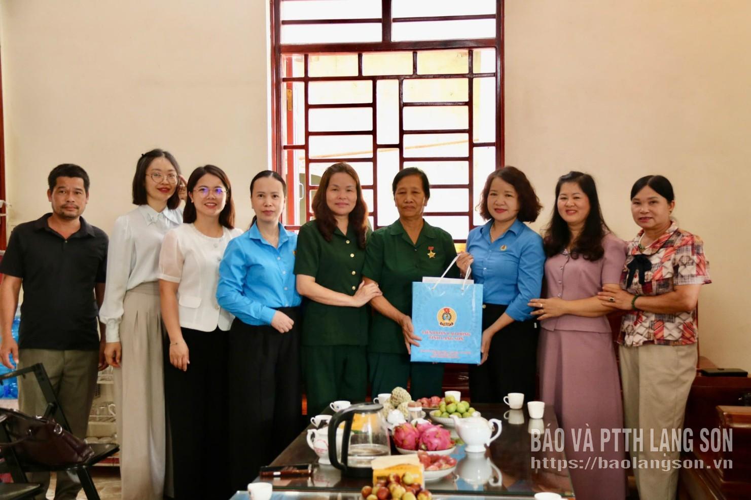 Lãnh đạo Liên đoàn Lao động tỉnh và Hội Cựu TNXP tỉnh tặng quà cho thương binh Dương Thị Minh Huệ, thôn Nà Noọng, xã Tràng Định