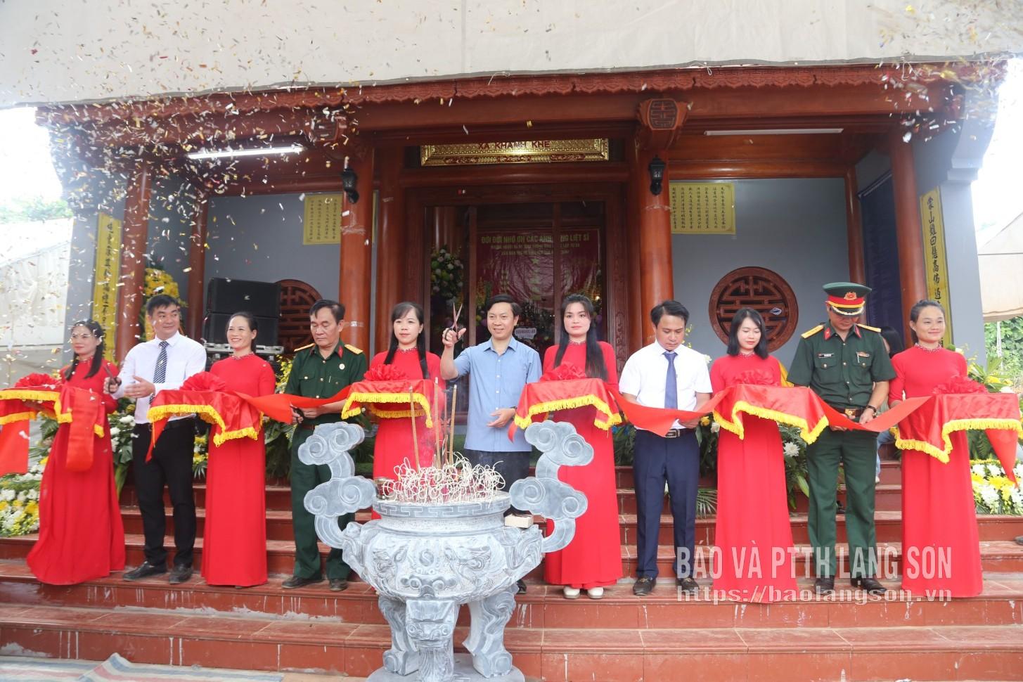 Đại biểu và lãnh đạo UBND xã Khánh Khê cắt băng khánh thành