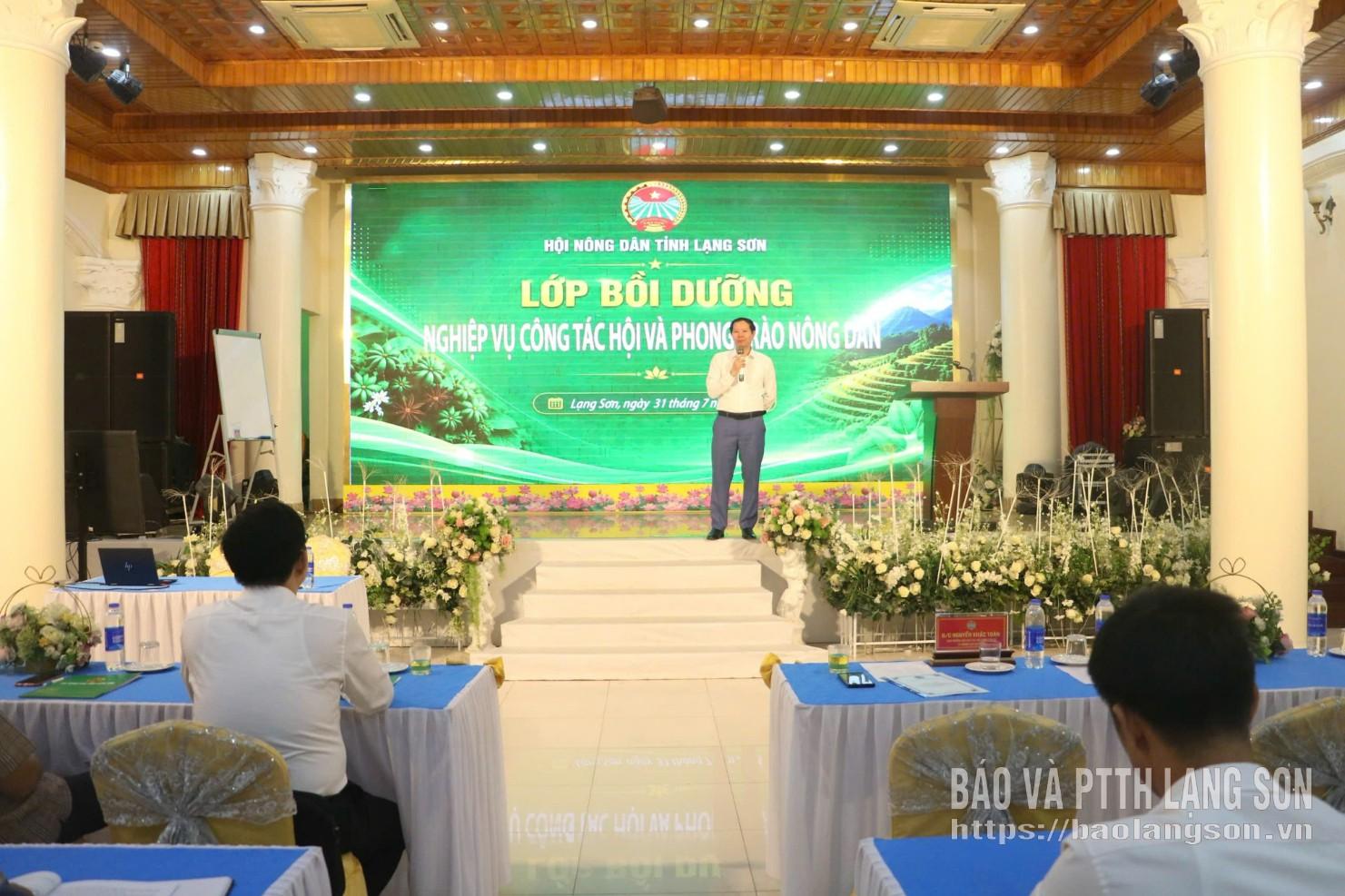 Giảng viên truyền đạt chuyên đề liên quan đến nghiệp vụ công tác hội và phong trào nông dân tại lớp bồi dưỡng