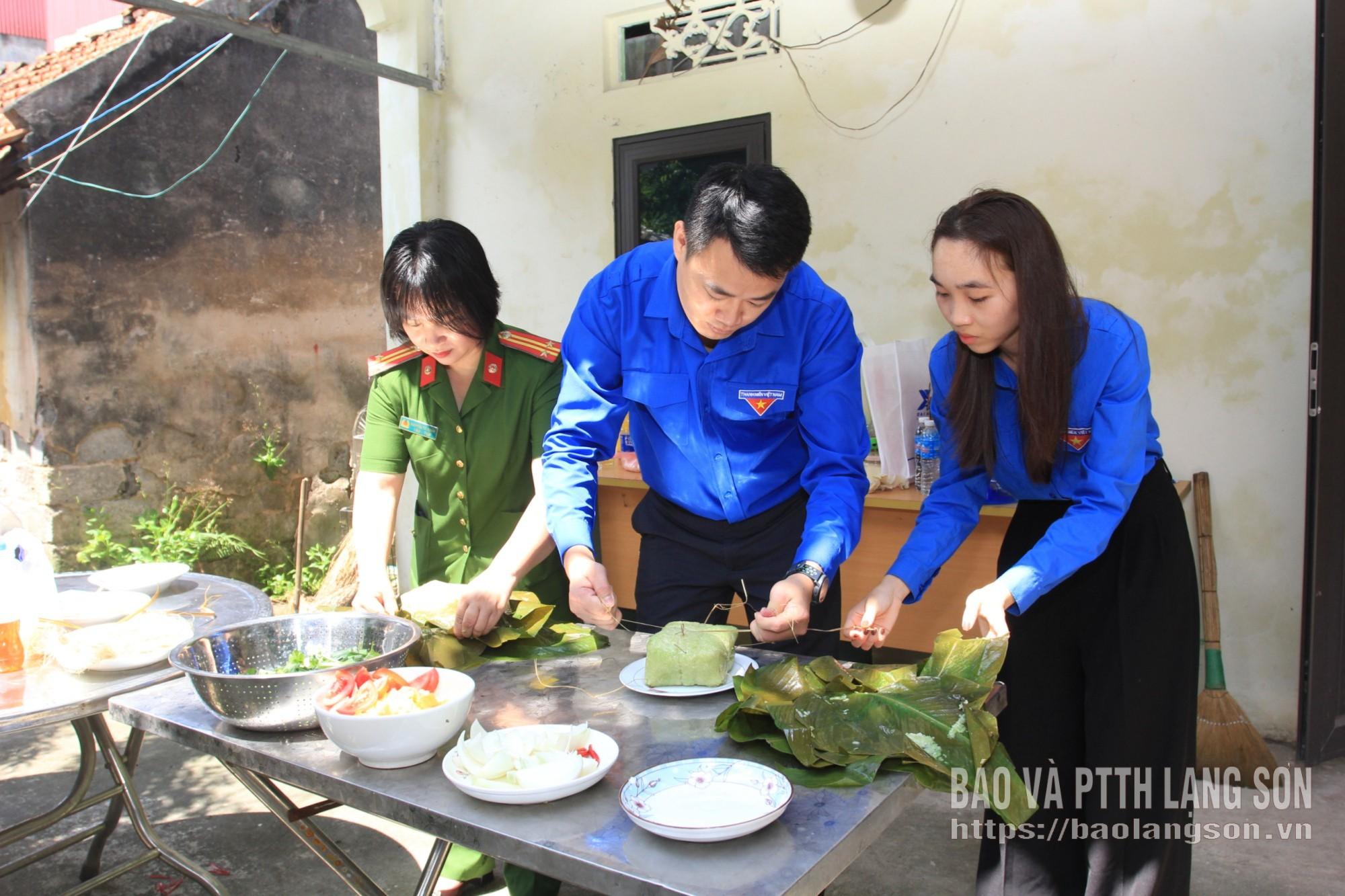 Lãnh đạo Tỉnh đoàn và đoàn viên, thanh niên chuẩn bị "Bữa cơm sum vầy" tại gia đình Mẹ Việt Nam Anh hùng Nguyễn Thị Kim