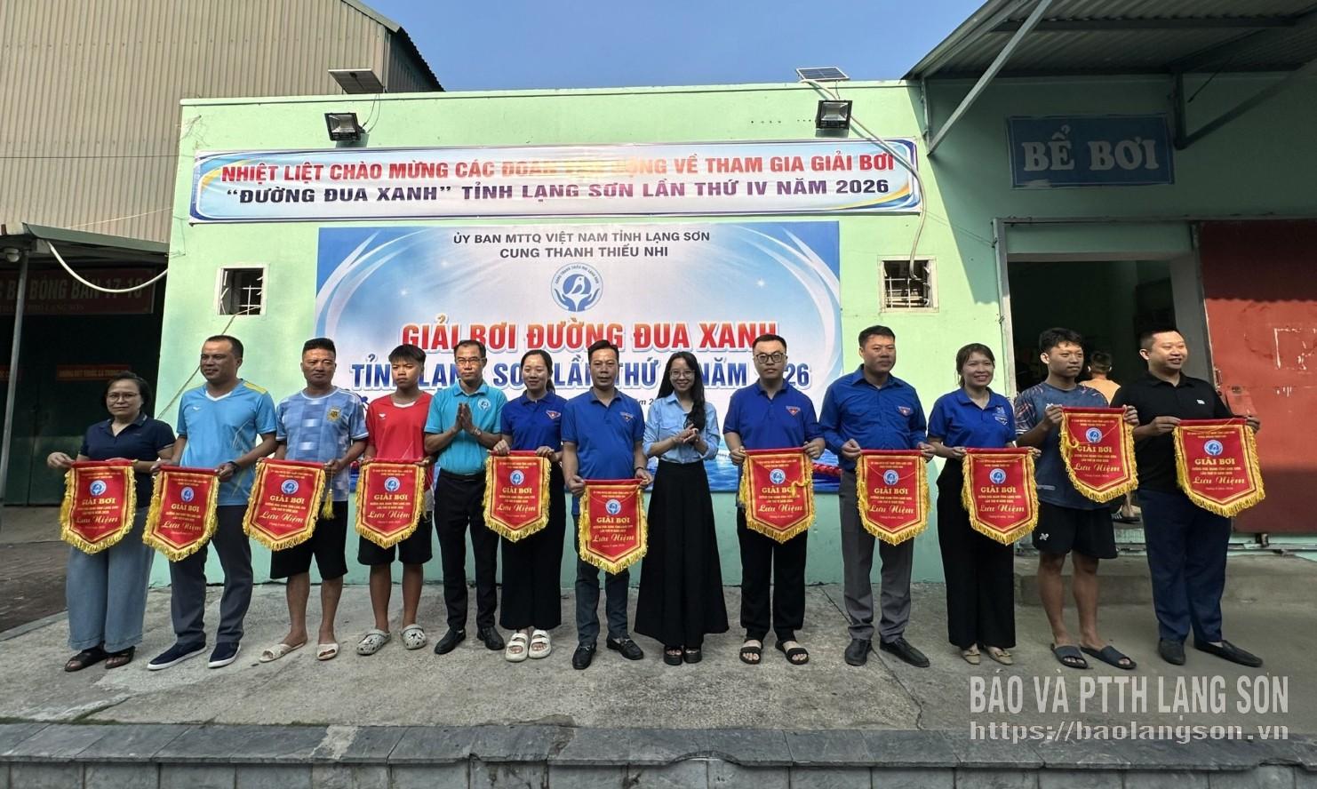 Ban tổ chức trao cờ lưu niệm cho các đơn vị tham gia giải