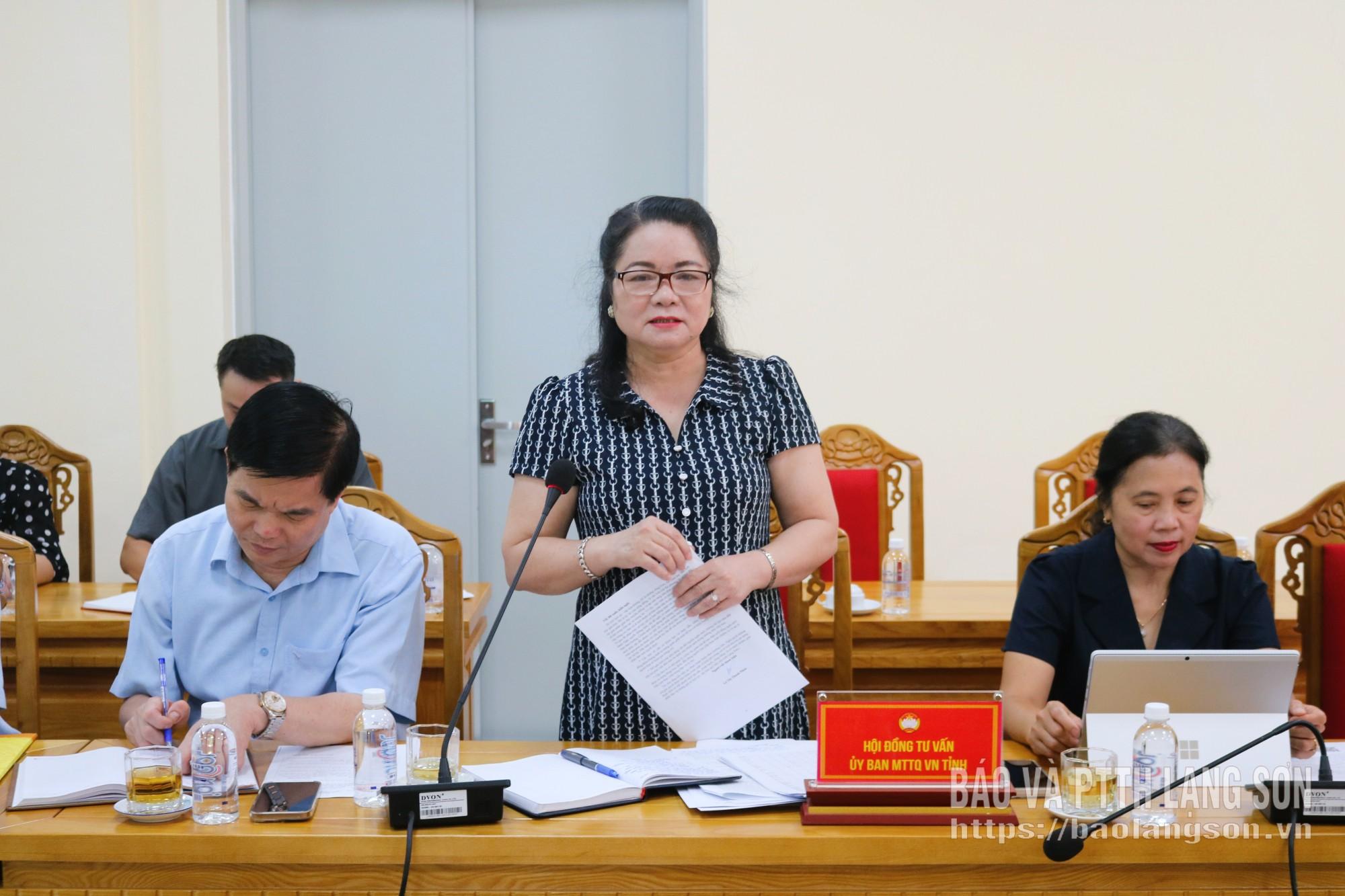 Đồng chí Chủ nhiệm Hội đồng tư vấn về Kinh tế của Ủy ban MTTQ Việt Nam tỉnh phát biểu ý kiến phản biện tại hội nghị