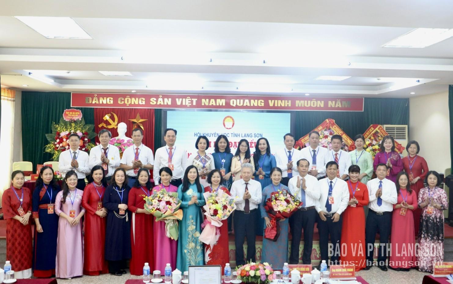 Các đại biểu tặng hoa chúc mừng Ban Chấp hành khóa mới