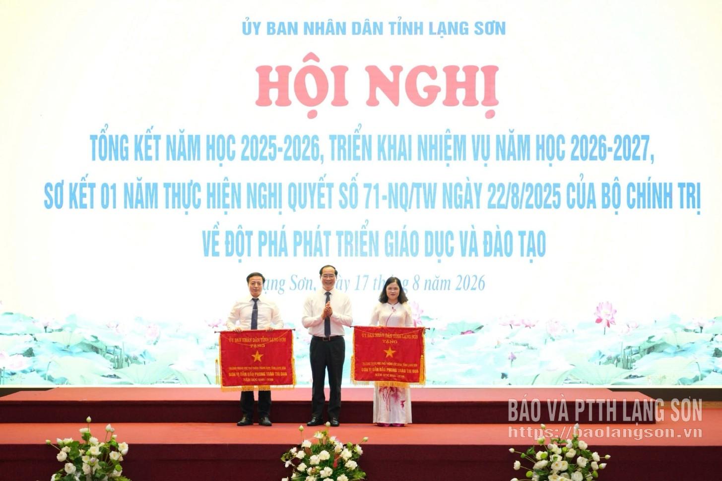 Các tập thể được trao, tặng Cờ thi đua của UBND tỉnh