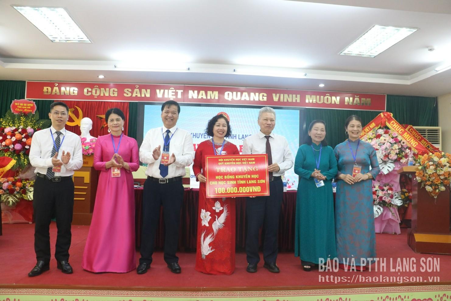 Lãnh đạo Trung ương Hội Khuyến học Việt Nam trao biển tượng trưng kinh phí hỗ trợ học bổng cho học sinh trên địa bàn tỉnh