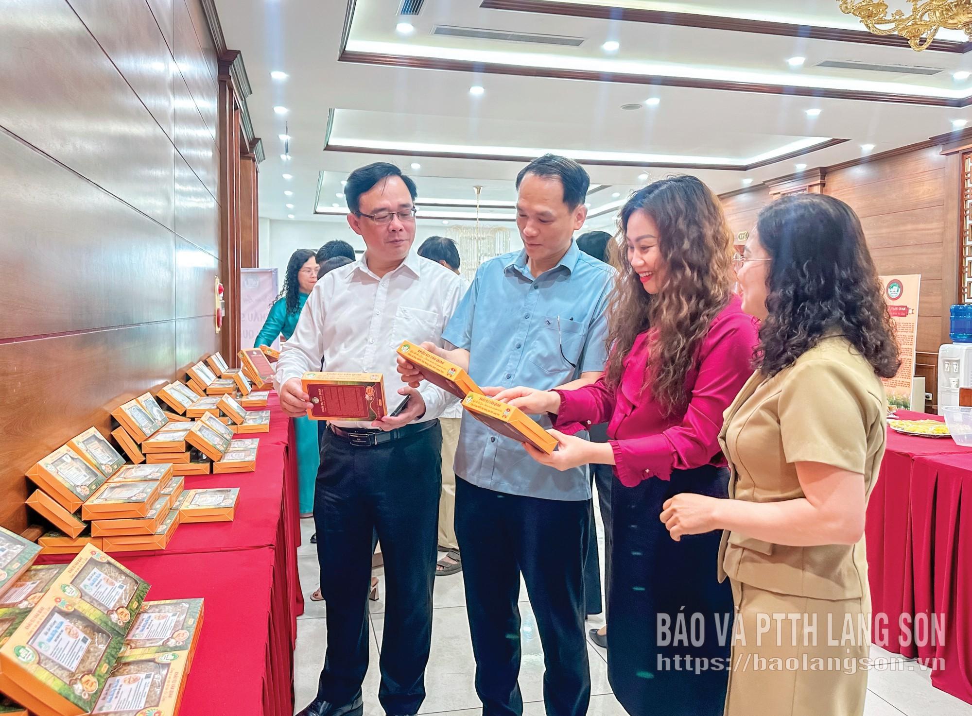 Lãnh đạo Hội Nông dân tỉnh tham quan gian hàng quảng bá sản phẩm "Khẩu sli Văn Quan" của hội viên, nông dân