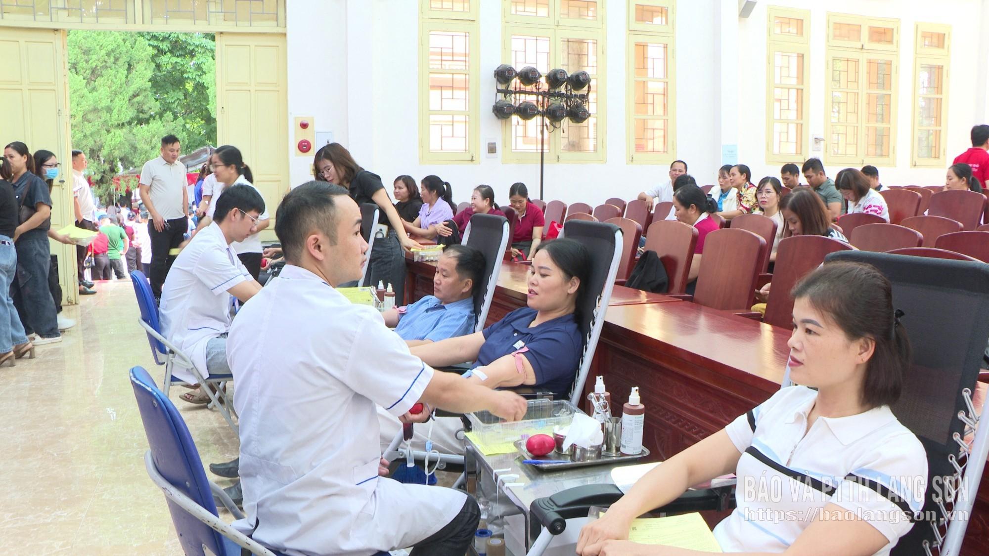 Cán bộ, công chức, viên chức, người lao động trên địa bàn các xã tham gia hiến máu tình nguyện tại xã Văn Quan
