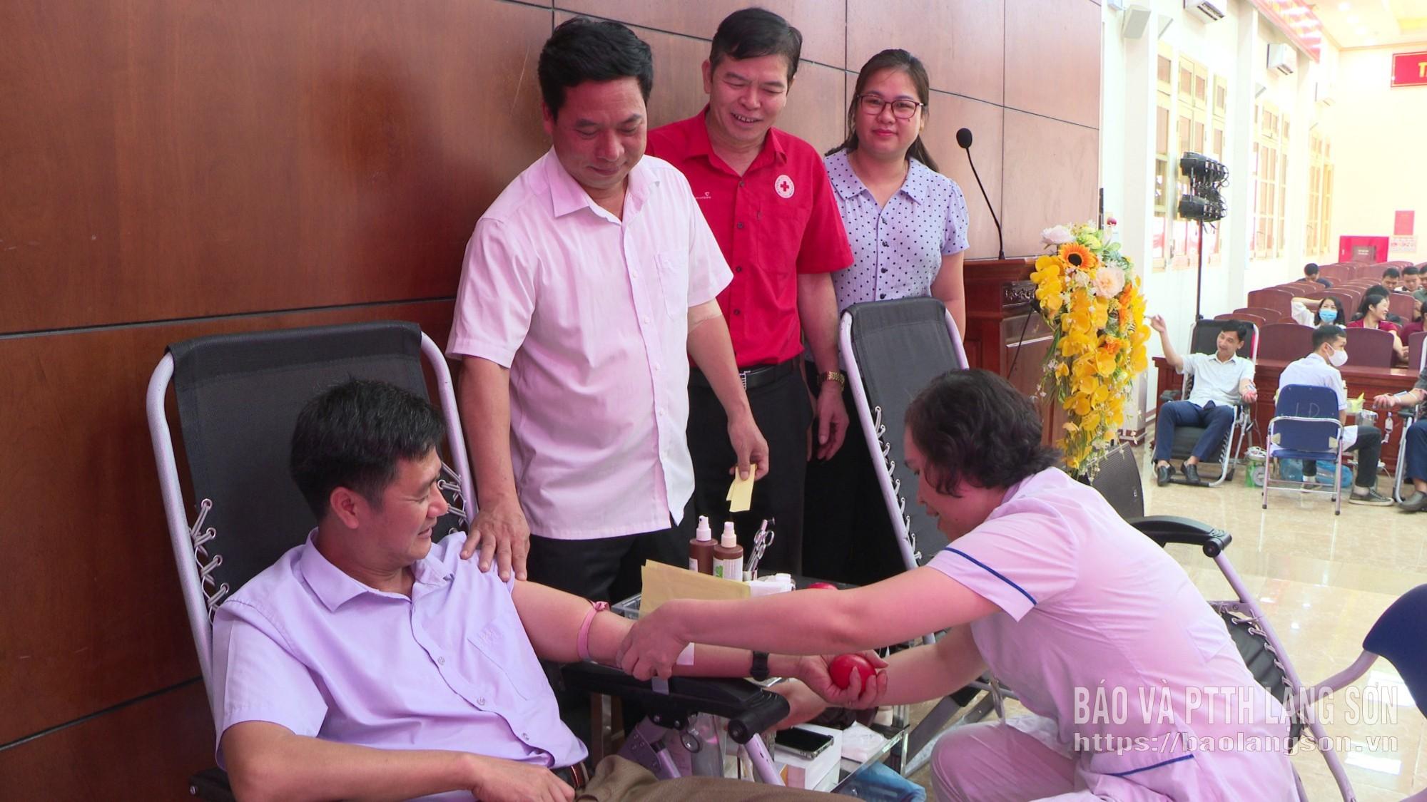 Cán bộ, công chức, viên chức, người lao động trên địa bàn các xã tham gia hiến máu tình nguyện tại xã Văn Quan