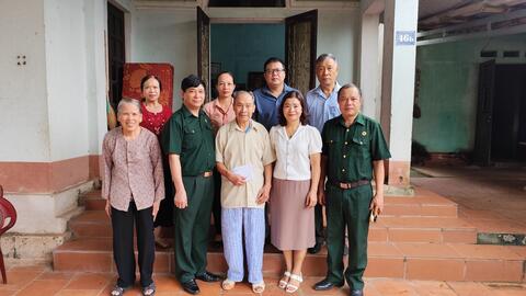 Tặng quà nhân dịp kỷ niệm 70 năm chiến thắng Điện Biên Phủ