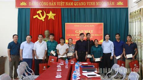 Đoàn công tác của Thường trực Tỉnh ủy thăm, tặng quà người dân bị thiệt hại do lũ