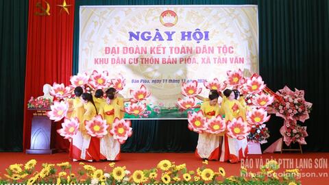 Lãnh đạo HĐND tỉnh dự ngày hội đại đoàn kết toàn dân tộc tại xã Tân Văn