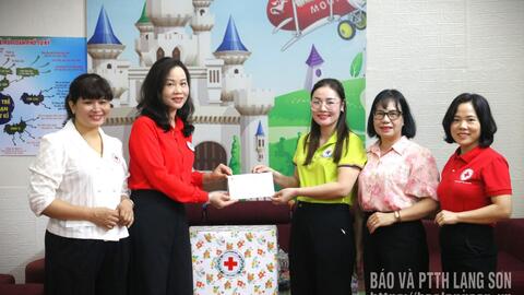 Thăm, tặng quà cơ sở bảo trợ, chăm sóc người khuyết tật