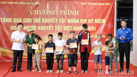 Thăm, tặng quà trẻ khuyết tật nhân kỷ niệm Ngày người khuyết tật Việt Nam 18/4