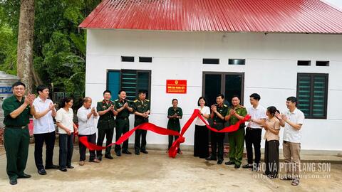 Bàn giao nhà đại đoàn kết cho hội viên cựu chiến binh phường Kỳ Lừa