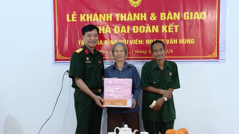 Hội Cựu chiến binh phường Kỳ Lừa bàn giao nhà cho hội viên.