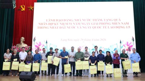 Đồng chí Chủ nhiệm Ủy ban Kiểm tra Trung ương thăm, tặng quà gia đình chính sách, người có công tại tỉnh Lạng Sơn