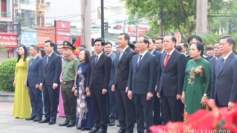 Đoàn đại biểu của tỉnh dâng hương tại Khuôn viên lưu niệm Chủ tịch Hồ Chí Minh