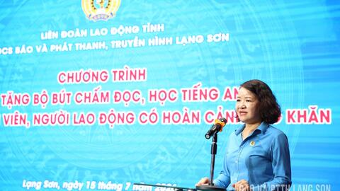 Trao tặng bút chấm đọc cho con đoàn viên, người lao động có hoàn cảnh khó khăn