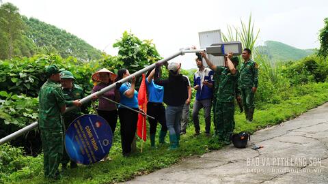 Xây dựng công trình "Thắp sáng đường biên - đường cờ Tổ Quốc" tại xã Quốc Khánh