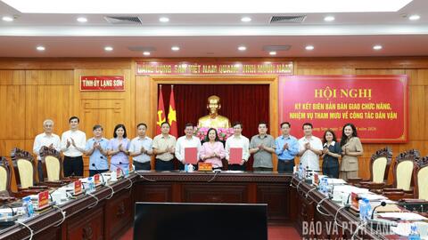 Ký kết biên bản bàn giao chức năng, nhiệm vụ tham mưu về công tác dân vận