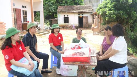Thăm hỏi, động viên các gia đình bị sập nhà do sạt lở tại phường Kỳ Lừa và phường Đông Kinh