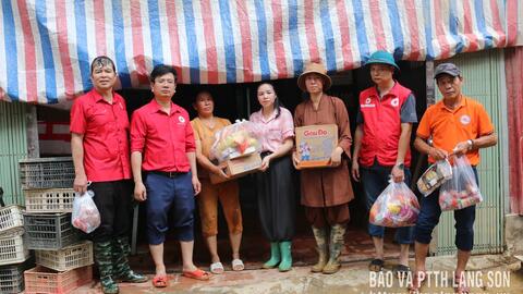 Trao hỗ trợ người dân xã Thất Khê bị ảnh hưởng do bão số 4