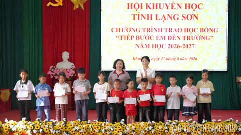 Hội Khuyến học tỉnh trao học bổng “Tiếp bước em tới trường” tại xã Khuất Xá